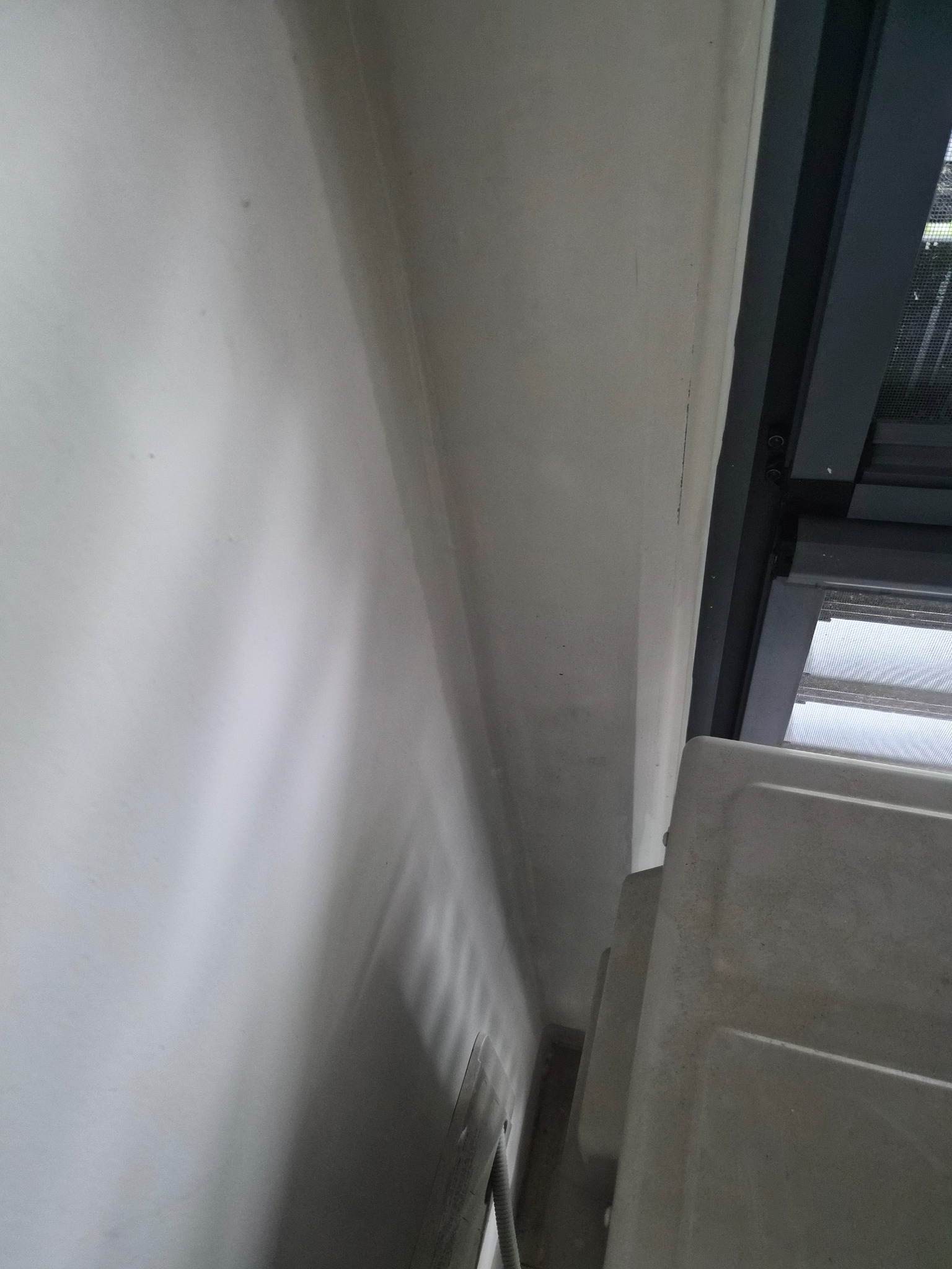 곰팡이 제거 후 창가와 배관 주변