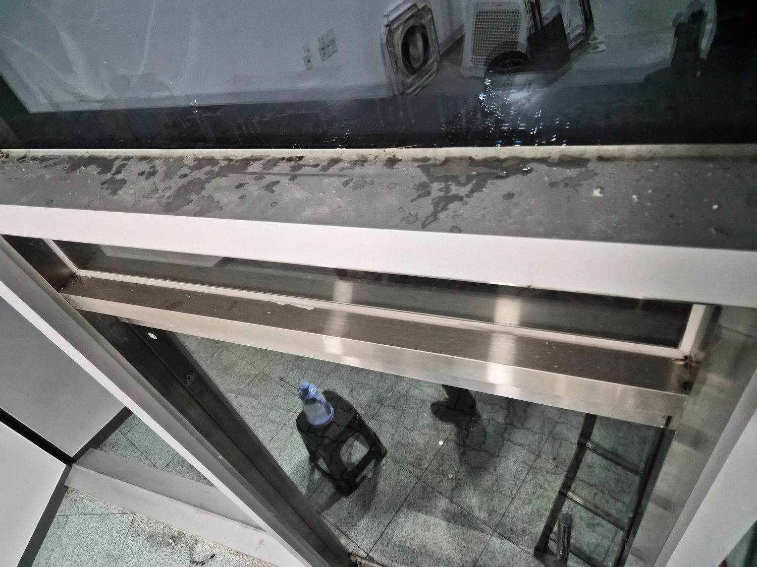 양산 북부동 상가 창틀 오염