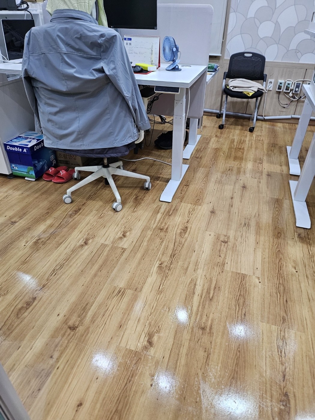 김해 사무실 책상 주변 청소
