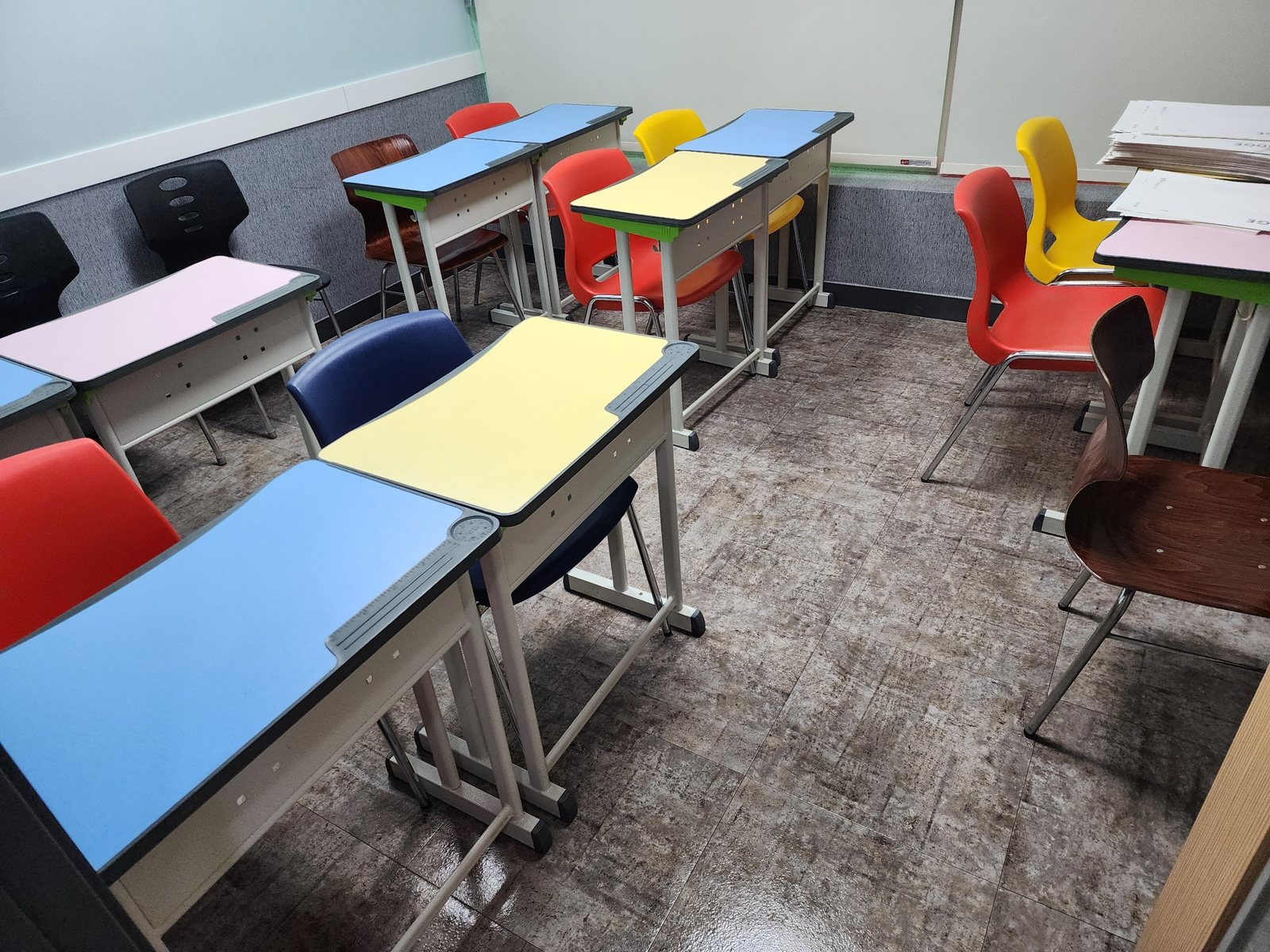 김해 학원 정기청소 | 교실·복도 바닥 관리 현장 사진 3 - 학생 좌석 사이 통로 정리
