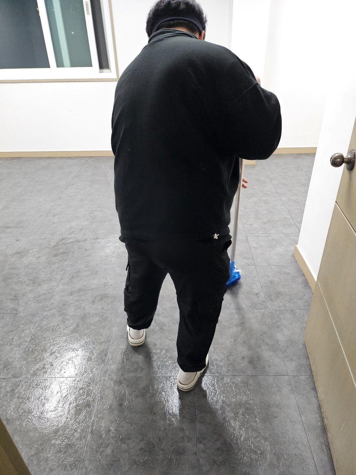 김해 한림공단 사무실 바닥 기계세척 | 바닥 오염 집중관리 사진 3 - 기계세척 후 바닥 마무리 작업