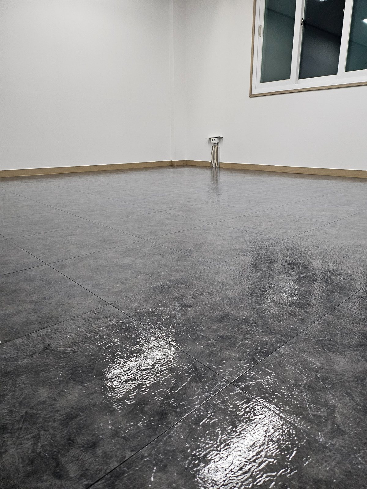 김해 공단 사무실 바닥청소 | 바닥 집중관리 작업사례 사진 7 - 낮은 각도에서 바닥 상태 확인